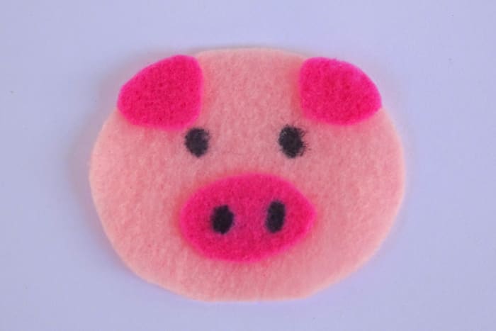 Felt pig made using the template above. The eyes and nostrils were made with a permanent ink marker.