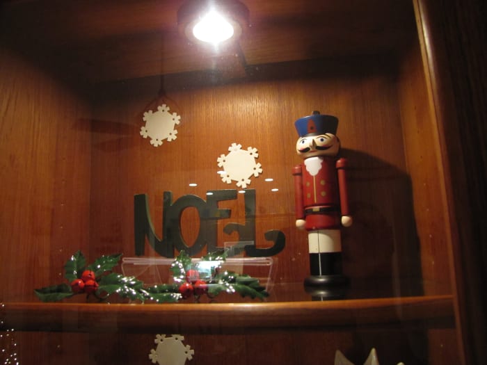 When I see my wooden decoration that says NOEL, it always makes me want to burst into a rousing chorus of "The First Noel."