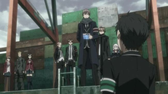 Shu (back) as the tyrannical leader of the Tennozu High student rebels, with Yahiro (front) as his right-hand man and primary commander