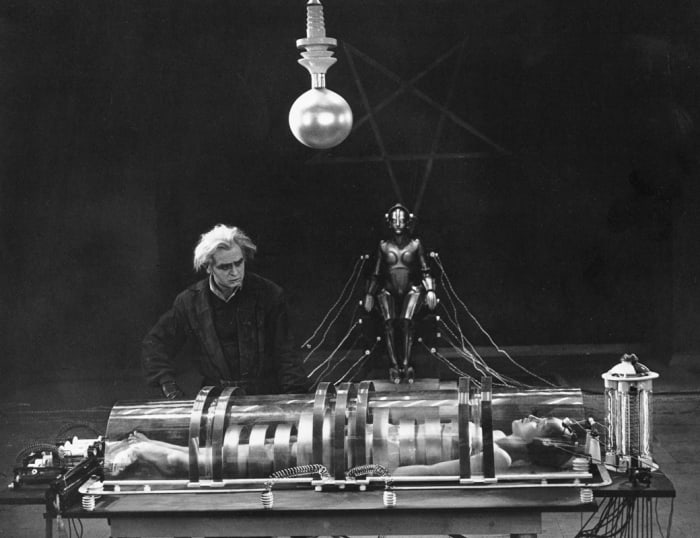 The vision and imagination of such an early film is truly staggering - does this remind anyone of "The Fifth Element"?