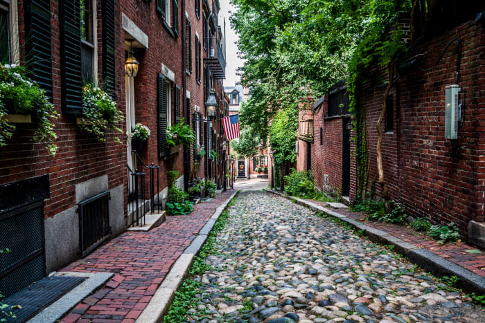 Historic Beacon Hill's 19th-century cobbled streets and alleys (with original gas lights!) are just minutes from office blocks and busy roads.