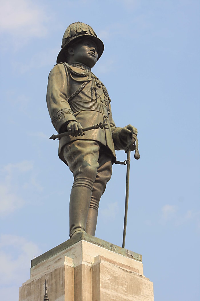 A statue of King Rama VI - the reigning monarch when the park first opened - guards the southern entrance to Lumpini
