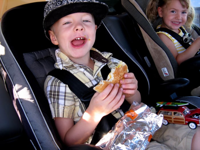 közúti utazás egy éves gyerekkel: étel? Pipa. Játékok? Pipa. Meglepetés finomságok vészhelyzet esetén? Pipa!