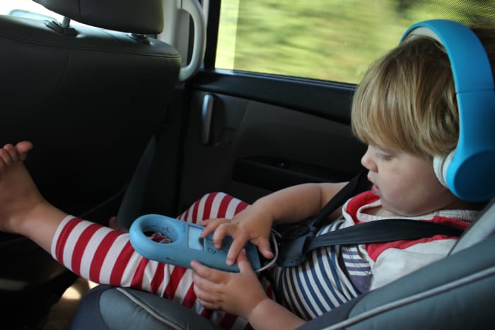 Elektronikk bør være din back-up plan for lange bilturer med småbarn. Mange babyer vil ikke tolerere hodetelefoner, men noen bærer dem lykkelig!