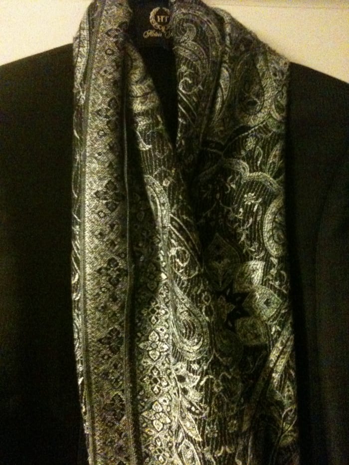 My 200 dirham scarf from Marrakech. I think this would be an ideal gift for a man, woman or me! Maybe 200 dirhams was too much but I love it and that's what counts