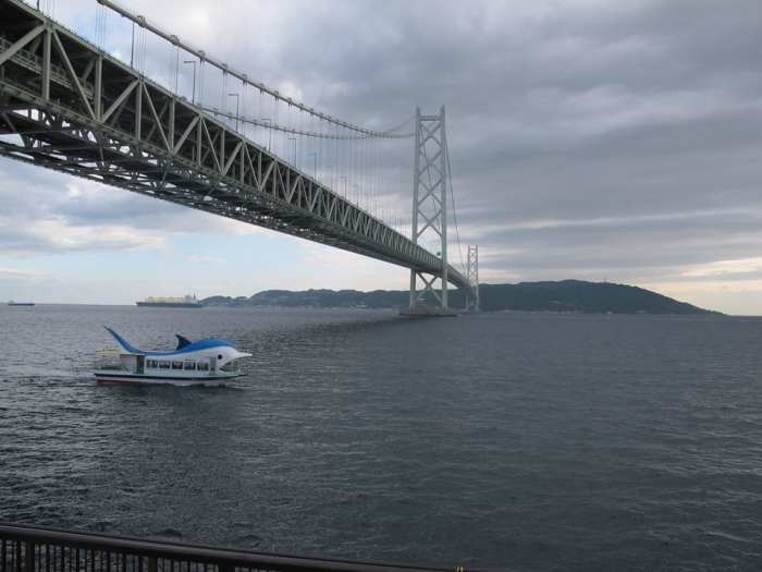 At almost 2km in length, thhe Akashi Kaikyo Bridge is the longest suspension bridge in the world.