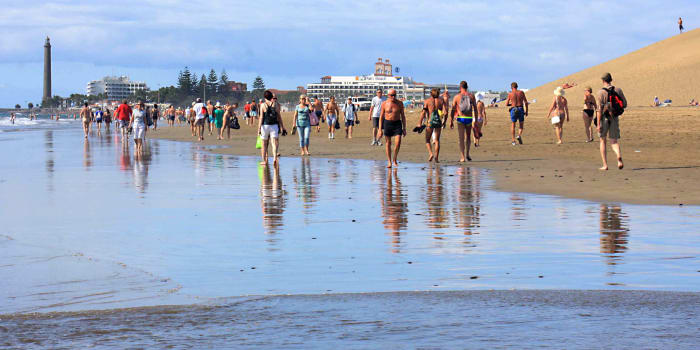 A constant stream of holiday makers along the beach from Meloneras to Playa del Ingles. And on the right is the first of the dunes at the Meloneras end of the beach