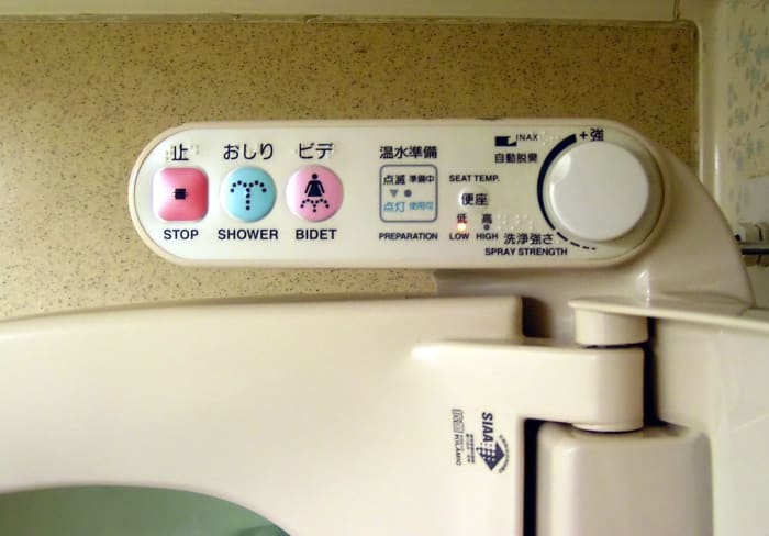 how-to-navigate-a-bathroom-in-japan