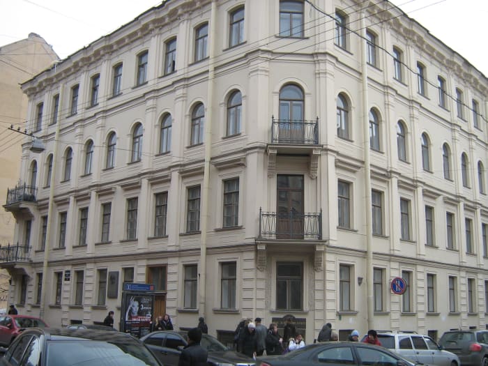 Constant in his preferences, Dostoevsky had a corner flat on the second floor of the building with a balcony and a view of the church.