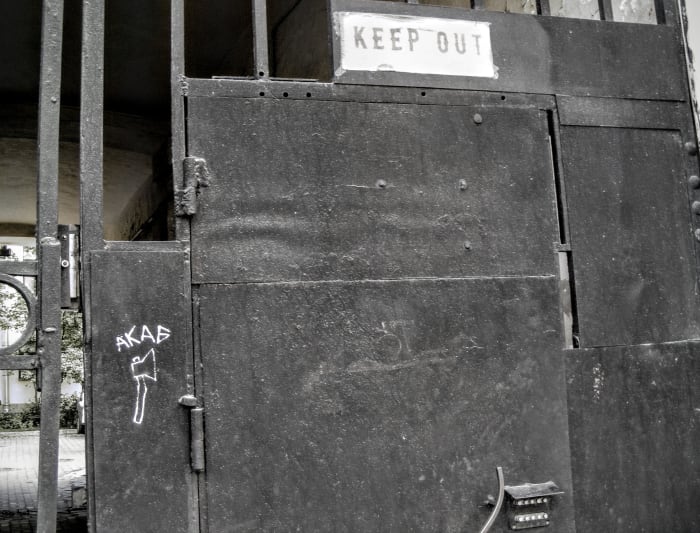 The gates to Raskolnikov's courtyard, marked by a chalk drawing of an axe. Note the "Keep out" sign - one of the few English-language signs in St. Petersburg.
