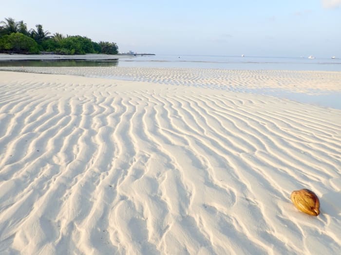 fehér, homokos strand a Maldív-szigeteken