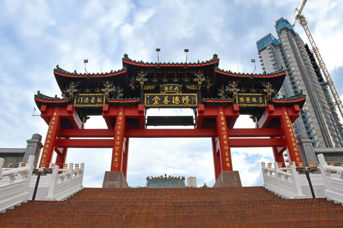 While neighboring constructions somewhat diminished the view, proceeding up the main entrance of Toa Payoh Seu Teck Sean Tong still evokes a sense of adventure.