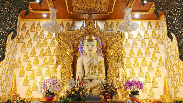 While not as ornate as the Buddha Tooth Relic Temple, the main altar of Maha Sasana Ramsi is still a spectacle to behold.