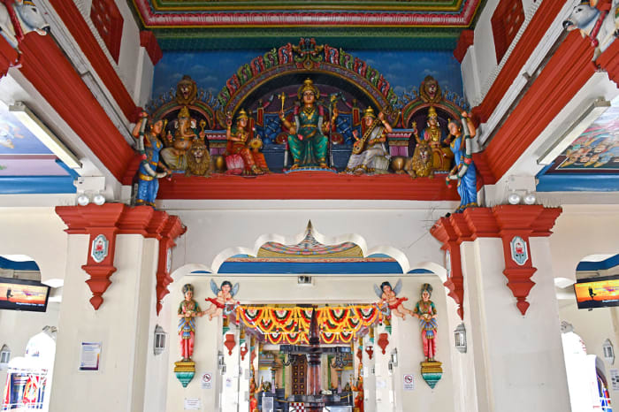 Sri Mariamman Temple is one of the easiest Singaporean Hindu temples to visit. Visitors interested in Hindu mythology would also be fascinated by the many statues within the compound.