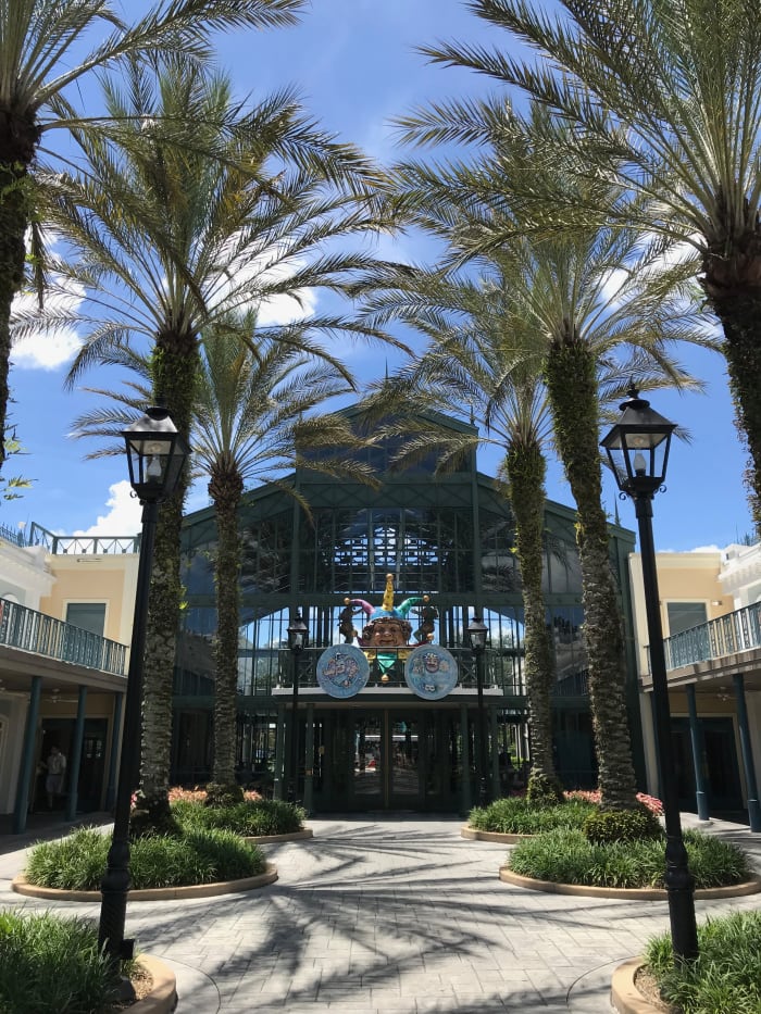 You know you are in Florida when there are palm trees all around, and these make a grand show when entering the rear entrance of the lobby of Port Orleans French Quarter.