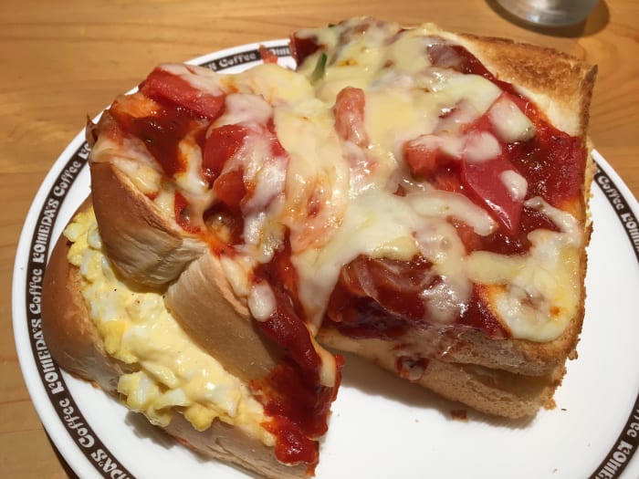 An egg sandwich, covered in pizza topping, this dish from a well-known café in Nagoya serves a very 'volumy' sandwich