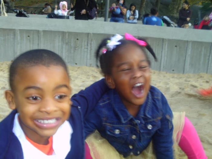 Los parques infantiles son algunos de los mejores lugares en Central Park para niños. Aquí, la familia del autor disfruta de una caja de arena en uno de los 21 parques infantiles del parque.'s family enjoy a sandbox in one of the park's 21 playgrounds.