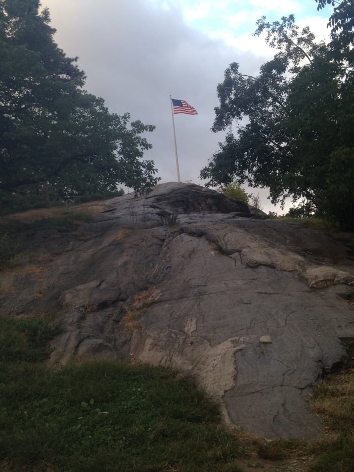 Felsbrocken wie dieser (rund um das Harlem Meer auf der Nordseite des Central Parks)locken Kinder im Sommer zum Klettern.'s north side) tempt kids to go rock climbing in the summer.