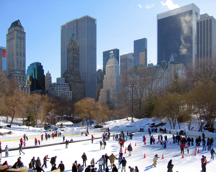 Wollman Rink ist der beste Ort im Central Park für Kinder und Familien, die im Winter gerne eislaufen