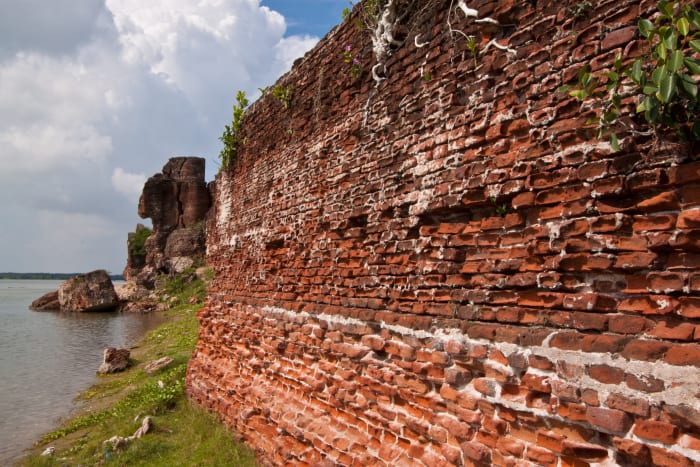The dilapidated Alamparai Fort