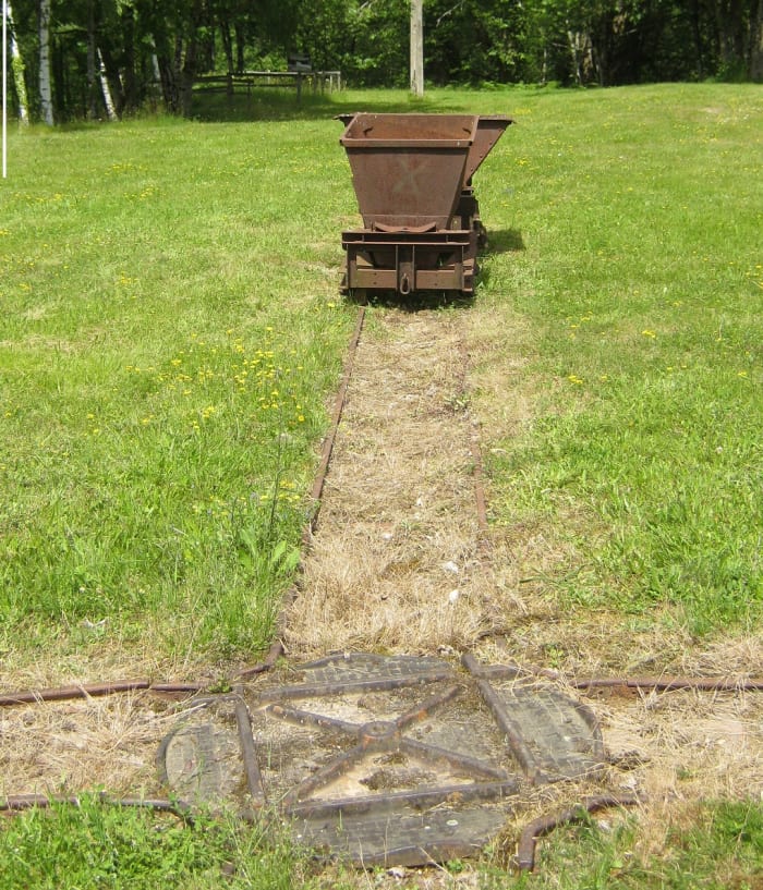 The site retains the traces of the history of the quarry; tiny rail tracks with their iron carts criss-cross the grass.