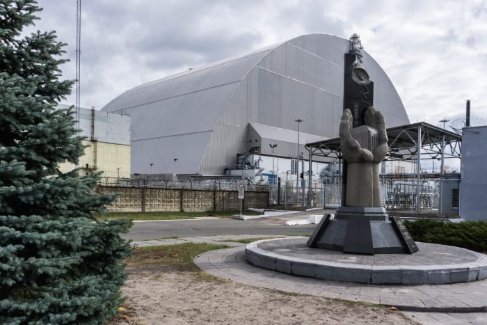 The reactor number 4 containment facility will cover the reactor for the next 100 years.