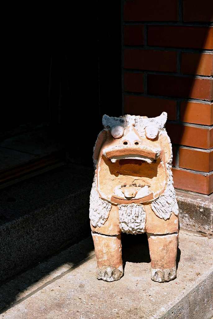 An open-mouthed Shisa who is either a female sharing its owner's good fortune with others, or a male roaring to scare off any passing evil spirits.