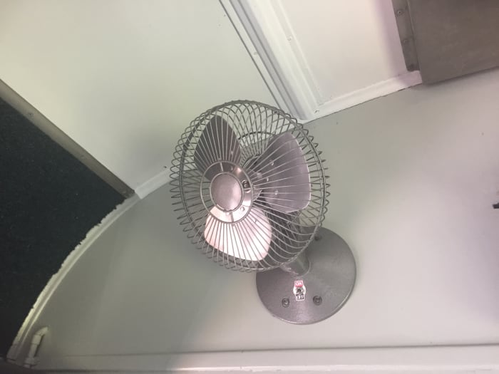 Modern day transportation generally offers airconditioning to combat heat. Byron Bay's solar train boasts old-fashioned fans ... and open windows.