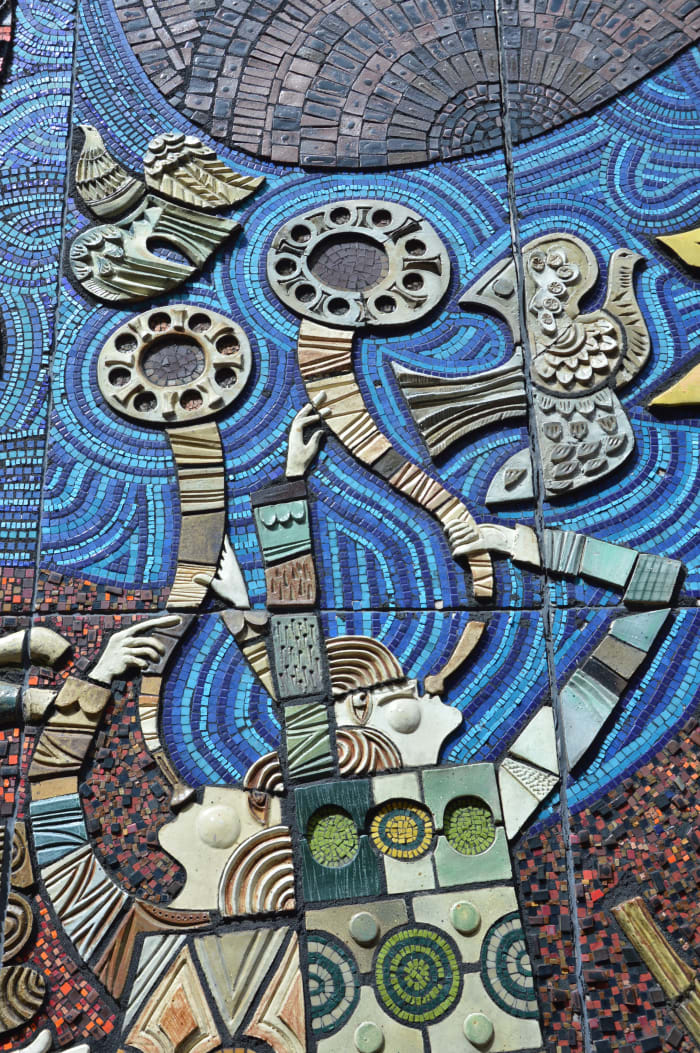 Táin Bó Cuailgne mosaic mural by Desmond Kinney (1974) mosaic mural of the Irish epic "Táin Bó Cúailnge" (The Cattle Raid of Cooley)