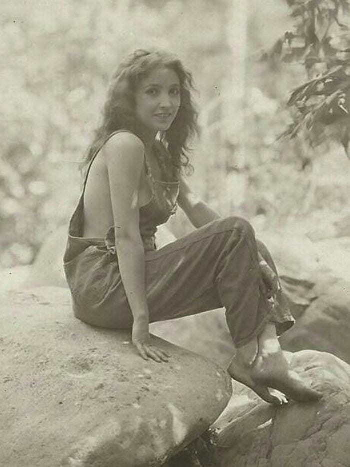 Bessie Love. This picture was taken in the Twenties but it is remarkably modern. It could just as well have been photographed in the 60's or 70's.