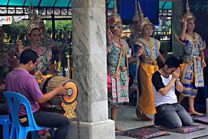 Those who wish to offer a prayer and a little more, can pay for musicians and dancers to accompany them. During the day, these are always in atttendance
