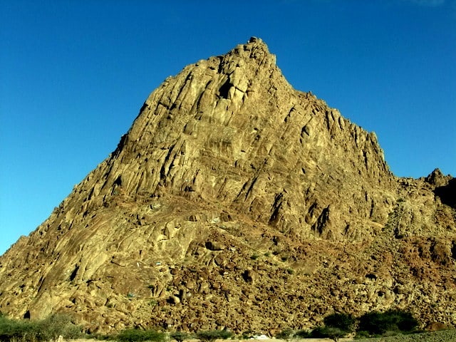 Madinah Magnetic Hill site has beautiful mountains and some are stand alone while some are in contiguous terrain