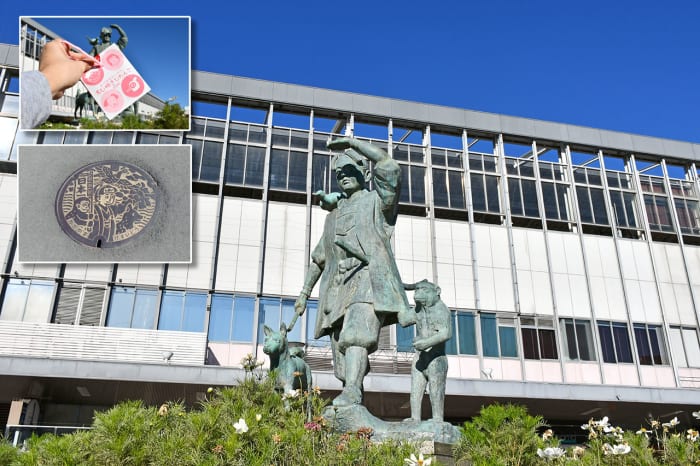 Beeld van Momotarō en zijn leger buiten het station van Okayama. De geliefde legendarische held is ook overal in de stad te vinden op souvenirs en openbare installaties.