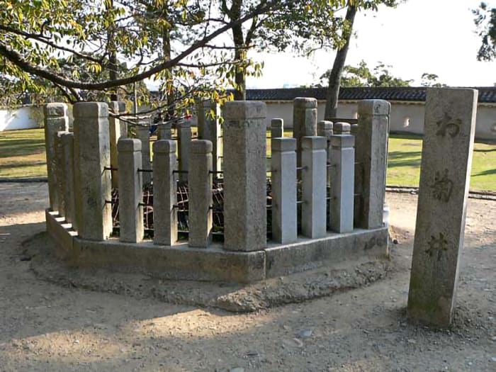 El pozo de Okiku en el castillo de Himeji. Como puedes ver, está fuertemente vallado por precaución.'s Well at Himeji Castle. As you can see, it's heavily fenced up as a precaution.