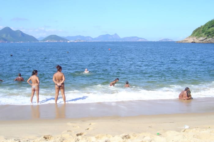The lovely, small beach of Praia Vermelha, near Sugarloaf, is a protected and welcoming stretch of sand and sea for adults and children.