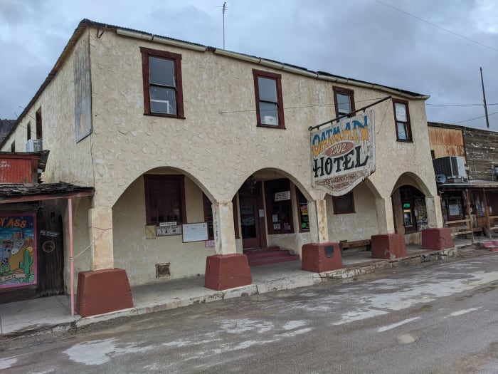Oatman Hotel built in 1902 and is where Clark Gable and Carole Lombard spent their honeymoon following their 1939 wedding in nearby Kingston, Arizona.
