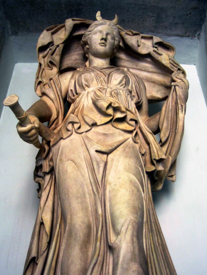 A statue of Luna, the Roman equivalent of Selene, holding a torch with the crescent symbol of the moon on her forehead.