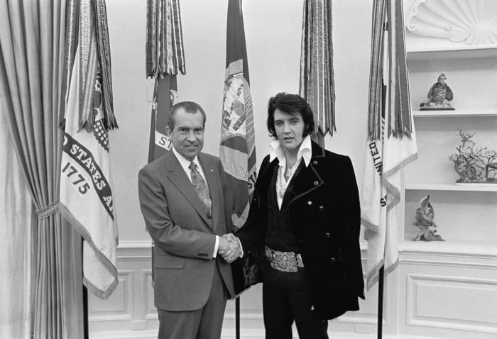 To Steinbukken møtes: Elvis Presley (født Jan. 8) ønsket et føderalt narkotikamerke. President Nixon (født Jan. 9) ga ham en. Bildet ble tatt i Det Hvite Hus 21. desember 1970(Under En Steinbukken Sol).