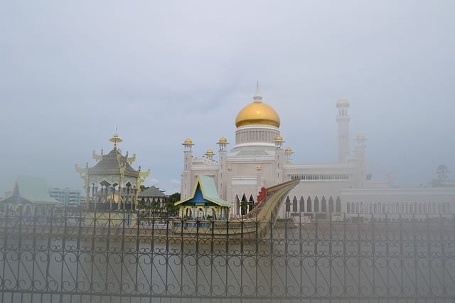 Meczet Sułtana Omara Ali Saifuddin w Brunei. W Brunei panuje monarchia absolutna, a sułtan jest głową państwa i szefem rządu. Sułtan korzysta z porad i przewodniczy pięciu radom, które mianuje.