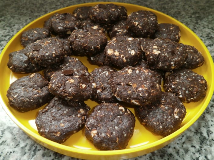 Homemade chocolate no-bake mini-bars (nut-free and vegan), packed with extra protein and calcium.