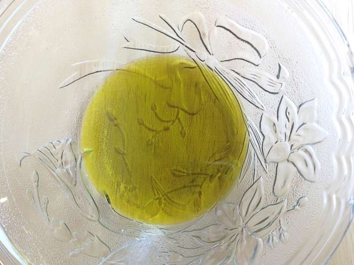 Shelled hemp seeds are a pale yellow-green colour. Hemp oil has a beautiful and more intense colour.