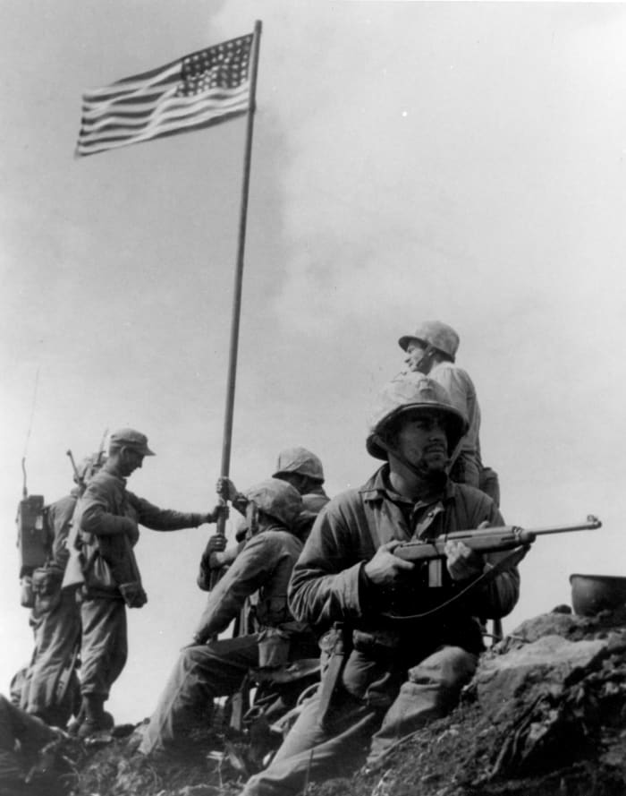 First Iwo Jima flag raising. Robeson (not visible in this version), Schrier, Jacobs, Hansen, Thomas, Bradley, Michels, Lindberg.