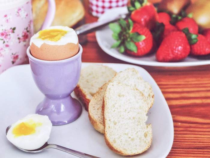 Egg white contains vitamin B12, egg yolk contains vitamin D, and strawberries contain anthocyanins. All of these substances are beneficial for memory.