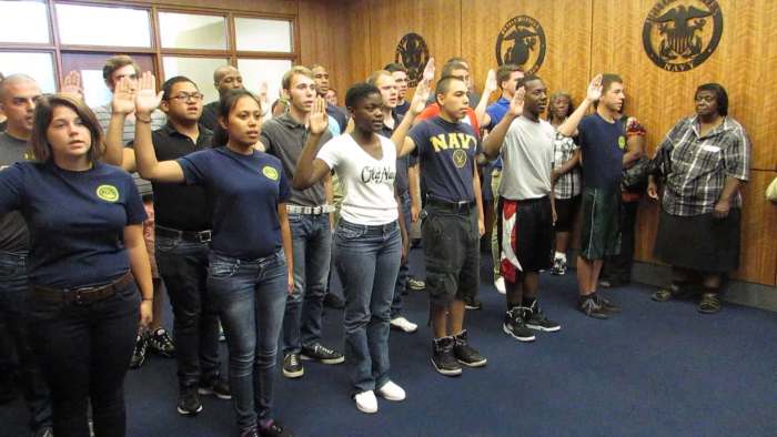 Nye sømænd og soldater tages i ed på MEPS Jacksonville Florida.