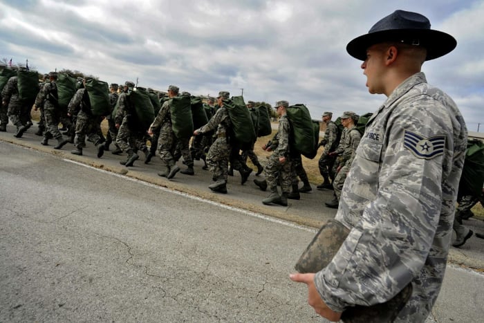 Sempre se lembre que juntar-se aos militares é uma mudança inteira no estilo de vida, e largar aqueles últimos quilos da maneira errada não vai ajudá-lo tanto quanto perdê-los da maneira certa.