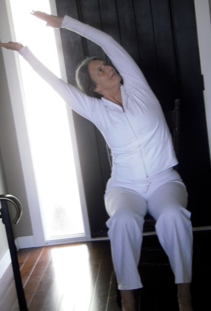 This side stretch tones the waist, keeps the spine flexible, and stretches the breathing muscles.
