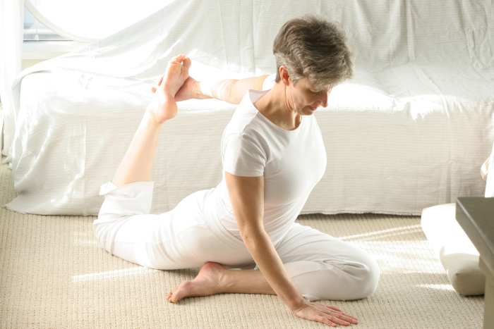 Balancing Pigeon, deeper variation. Keep pressing the back knee into the ground to keep the hips level and increase the stretch through the front of the back thigh.