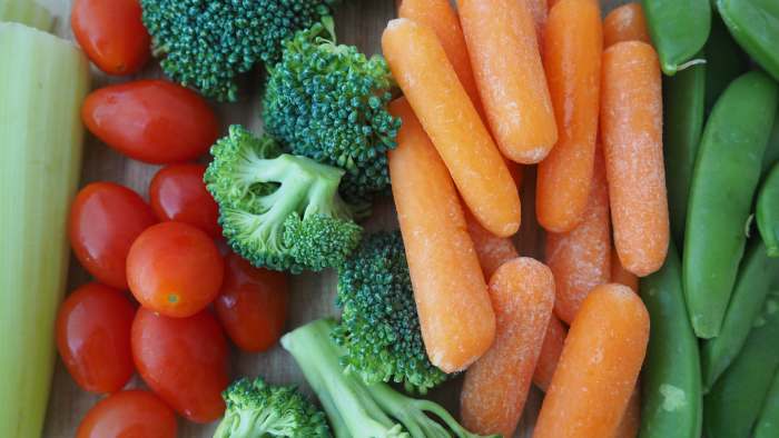 Eating to reduce cellulite means reducing calorie and carbohydrate intake and increasing fiber and vegetables.