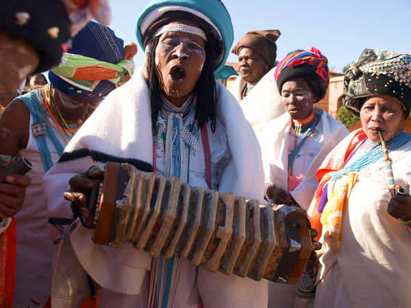 Xhosa people: Sangoma with accordion in traditional Xhosa ceremony The Xhosa speaking people are of Nguni stock like the Zulu and are divided into several tribes with related but distinct heritages. The main tribes are the Mpondo, Mpondomise, Bomv