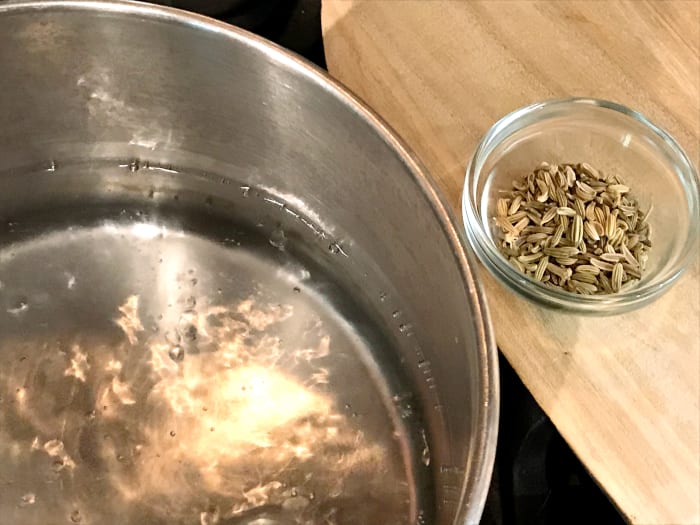 Porter un litre d'eau à ébullition dans une casserole à fond épais.